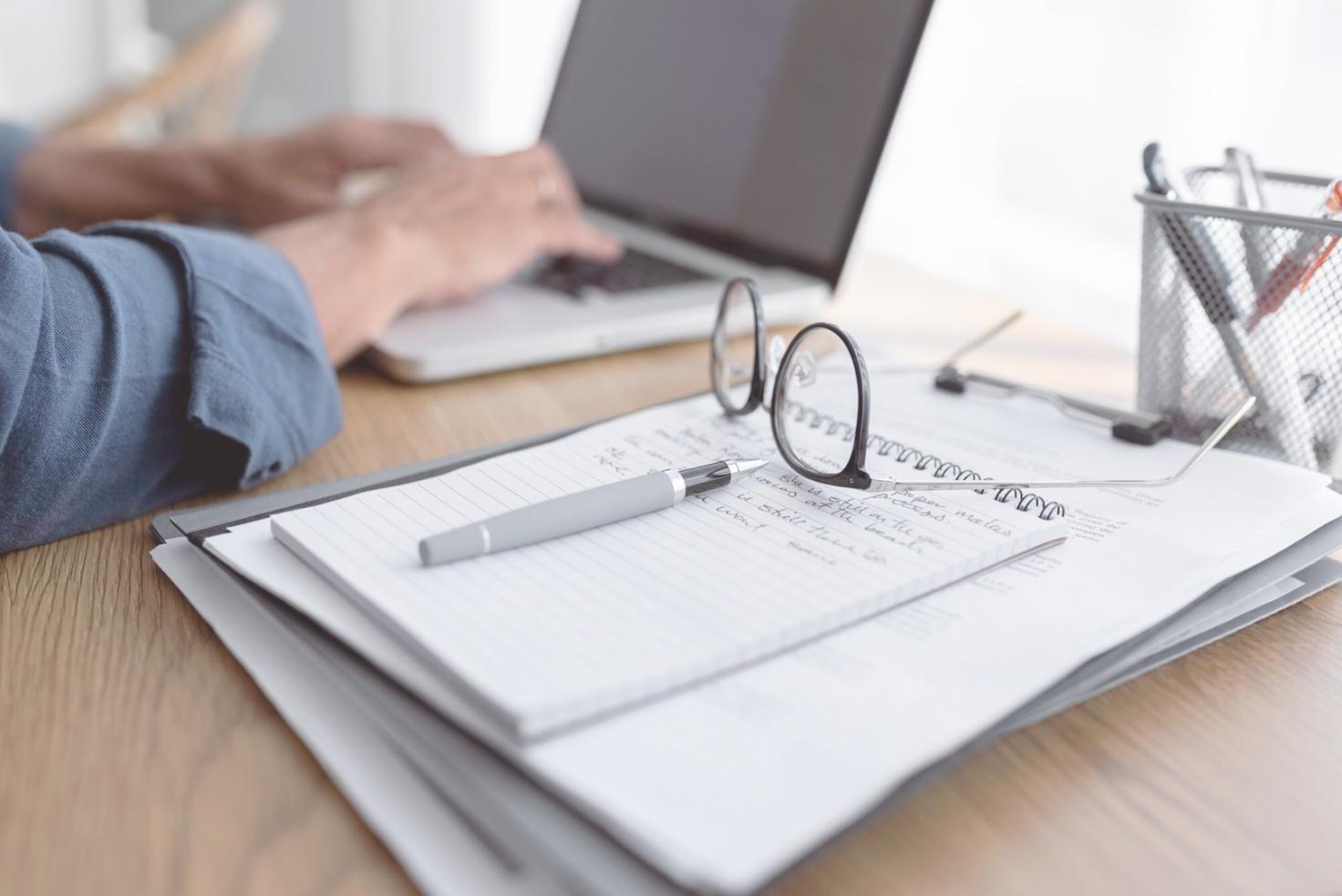 Formateur expliquant des concepts financiers sur tableau interactif