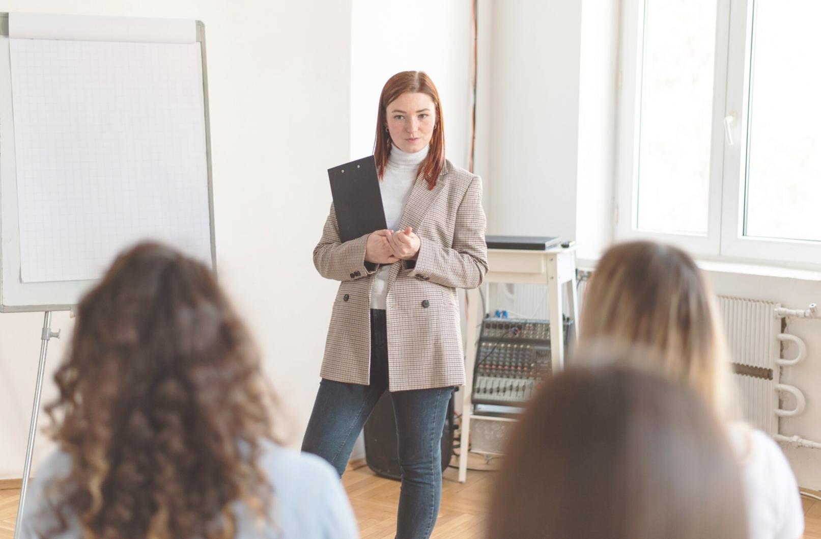 Groupe de travail collaboratif lors d'un atelier de formation financière